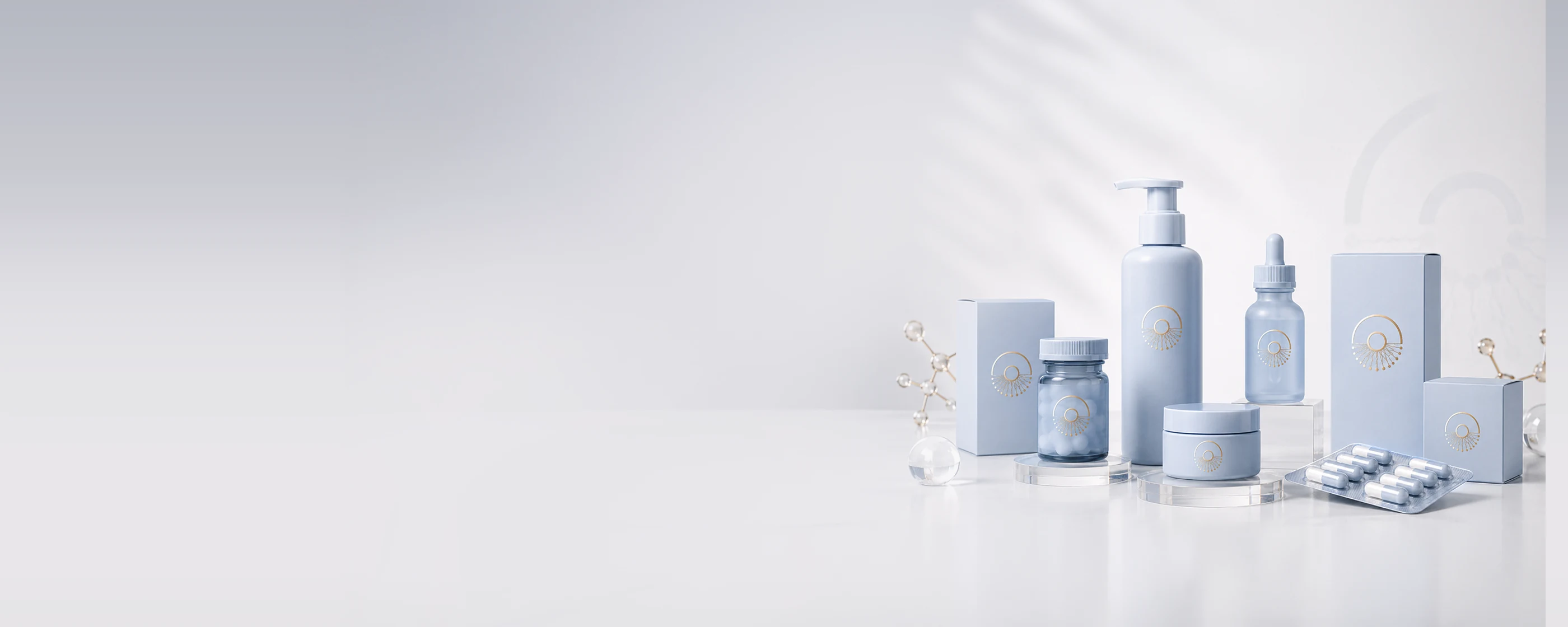 Linha farmacêutica em embalagens azul-claro com logo LIPID dourado: caixas, frasco de cápsulas, frasco com válvula pump, conta-gotas, pote de creme e blíster
